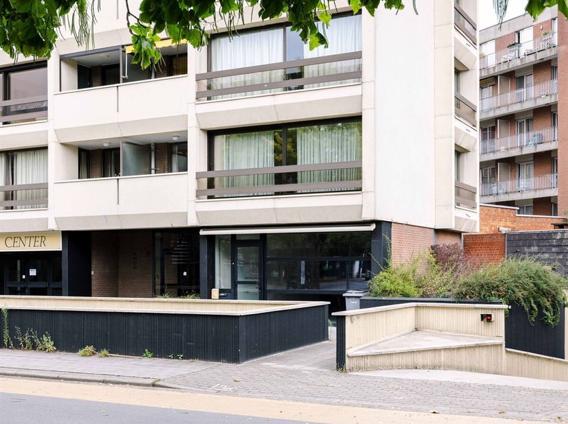 Bent u op zoek naar een handelsruimte met ondergrondse garage of naar een interessante investering in het centrum van Sint-Niklaas? Dan is dit pand ze