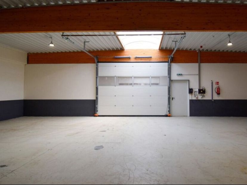 Deze instapklare KMO-unit in Wervik maakt het mogelijk om je activiteiten te vestigen op een strategisch gelegen en goed onderhouden locatie. Met unit