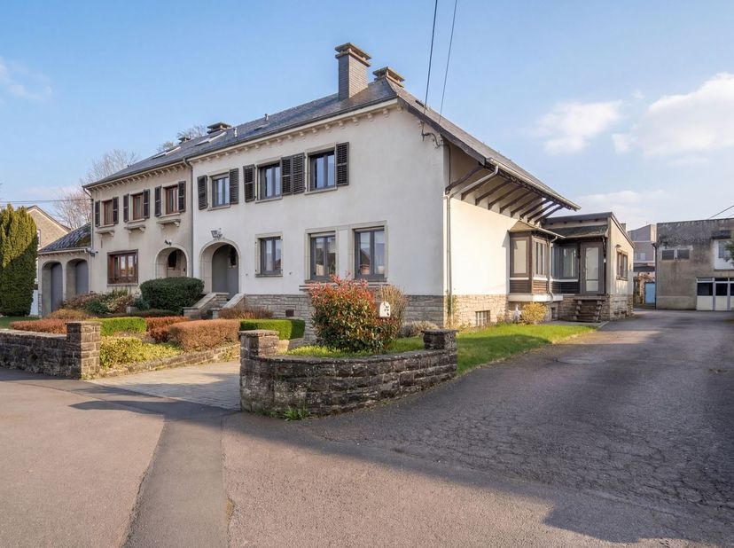 W Immobilière vous présente à Arlon, dans le quartier de Schoppach,  une belle maison trois façades avec garage et jardin composée comme suit: niveau