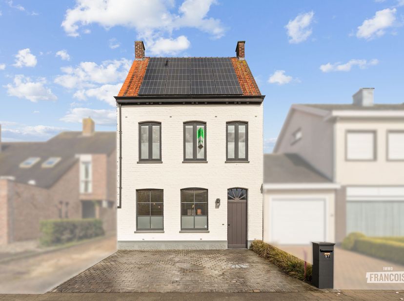 Cette magnifique maison semi-ouverte rénovée est située à distance de marche du centre de Hooglede et à proximité des principales voies daccès.<br />