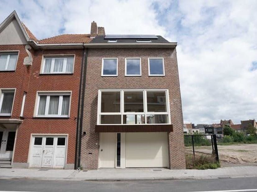 In het centrum van Veurne vindt u deze verzorgde halfopen bebouwing waar ruimte, comfort en energiezuinigheid hand in hand gaan. Dankzij de centrale l