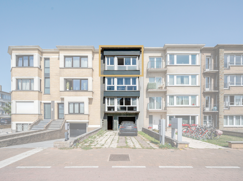 Dit instapklare appartement werd recent volledig vernieuwd en combineert een moderne afwerking met een praktische indeling.<br />
De leefruimte sluit
