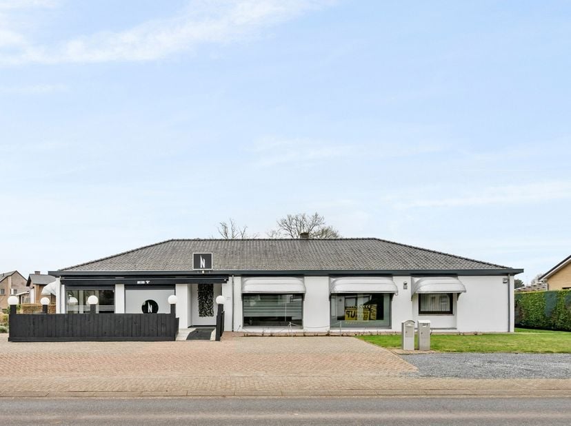 Op zoek naar een investering met tal van mogelijkheden? Dit veelzijdige opbrengsteigendom combineert een uitstekende zichtlocatie met een ruime handel