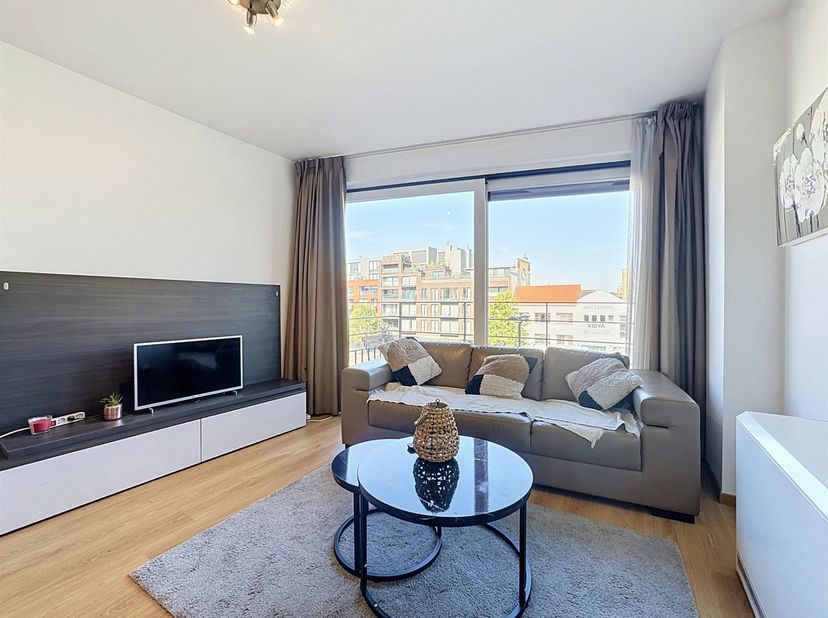 Wijk Sainte-Catherine - Gemeubileerd appartement met 2 slaapkamers en een terras van +/- 75 m² - 3e verdieping/7 verdiepingen: Een hal, een woonkamer