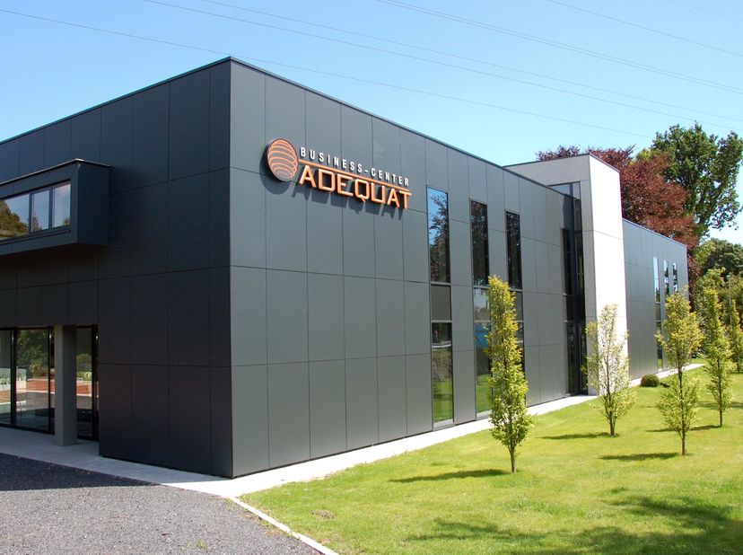 Le centre d'affaires Adequat de Melle propose des espaces de bureaux modernes et prêts à emménager de 18 m² à 56 m², ainsi que des salles de réunion e