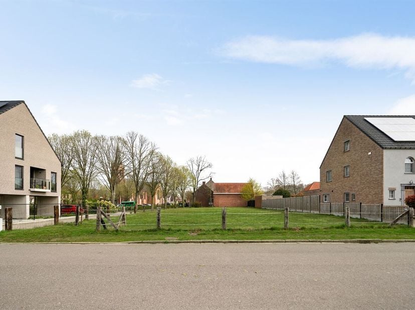 Bouwgrond van 5a37ca voor halfopen bebouwing op rustige ligging in Geel<br />
Gelegen in een rustige, landelijke straat in Geel, combineert deze bouwg