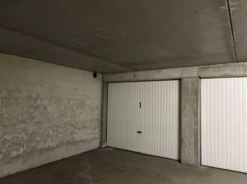 Garage te huur op jaarbasis.<br />
Afmetingen: afstand tussen de poort 2,36m lengte 5,88 hoogte 2,06<br />
<br />
Voor bezoeken verhuur@sissau.be