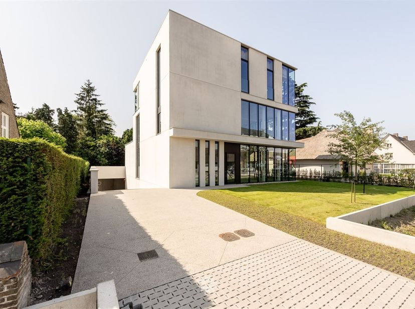 Modern en energiezuinig casco kantoorgebouw op toplocatie in Sint-Denijs-Westrem (Gent)<br />
<br />
Op zoek naar een zichtbare commerciële locatie