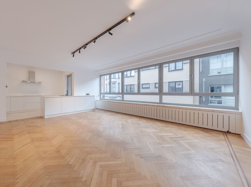 Dit tot in de puntjes gerenoveerd appartement is uitstekend gelegen, nabij het stadscentrum waar u over alle faciliteiten (winkels, openbaar vervoer,