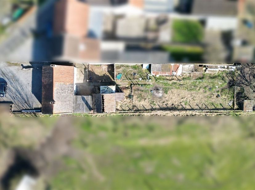 Huis met 4 gevels dat volledig gerenoveerd moet worden, gelegen op het platteland op +/- 11 are 70 centiares grond.<br />
<br />
Woonoppervlakte van