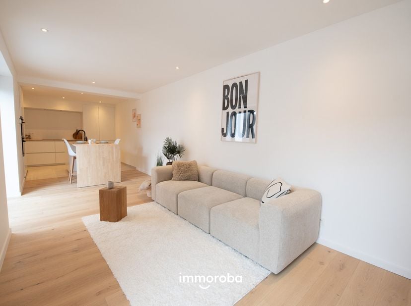 Dit volledig gerenoveerde gelijkvloerse appartement  in centrum Waregem met kwalitatieve afwerking heeft zéér veel troeven.<br />
<br />
De lichtrijke