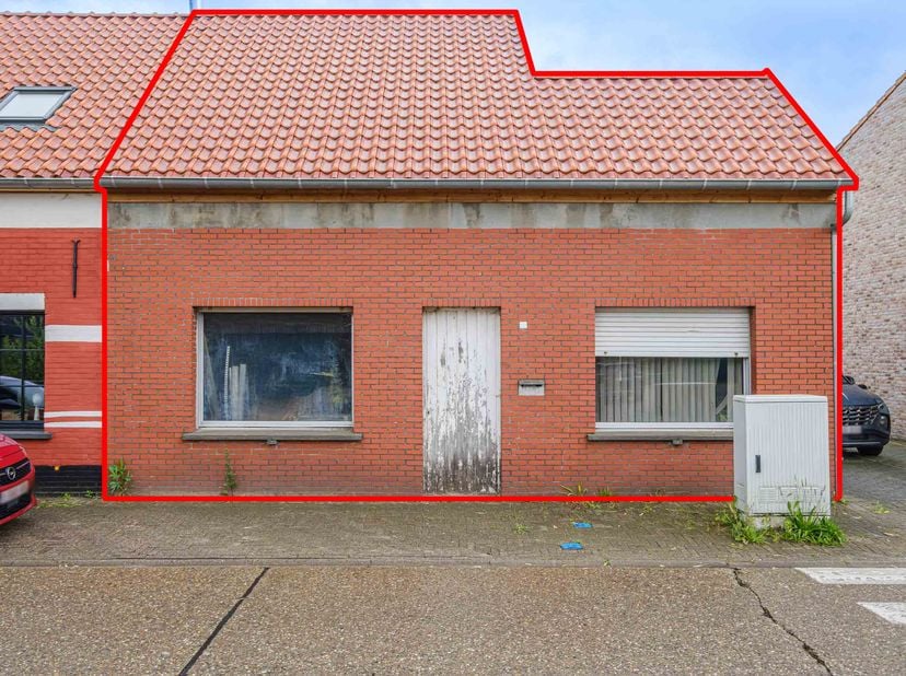 VOLLEDIG TE RENOVEREN WONING -<br />
<br />
Dient grondig gerenoveerd te worden.<br />
De indeling is als volgt: <br />
- beneden: keuken, badkamer (w