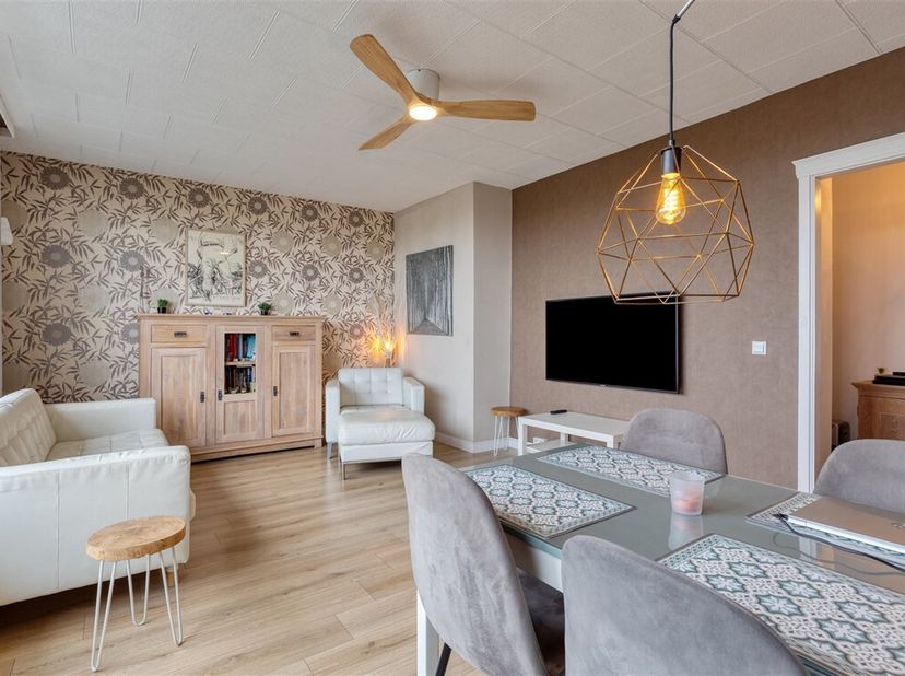 Instapklaar dakappartement met 1 slaapkamer, ruim terras en een prachtig panoramisch uitzicht.<br />
Geniet van licht, ruimte en een adembenemend uitz