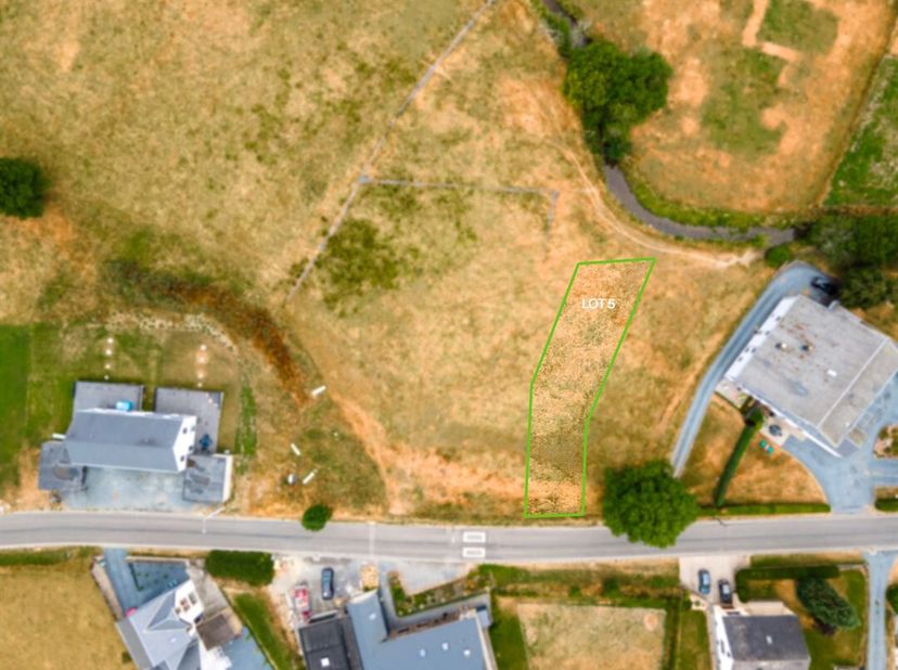 W Immobilière vous propose à EBLY (Léglise), un beau terrain à bâtir de 633 m² idéal pour votre future construction. Ce bien développe une largeur en