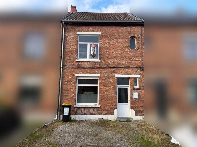 Mooie rijwoning met 3 slaapkamers, 2 eigen parkeerplaatsen, een terras en een tuin; gelegen in Baudour. <br />
<br />
Het pand, dat gerenoveerd moet