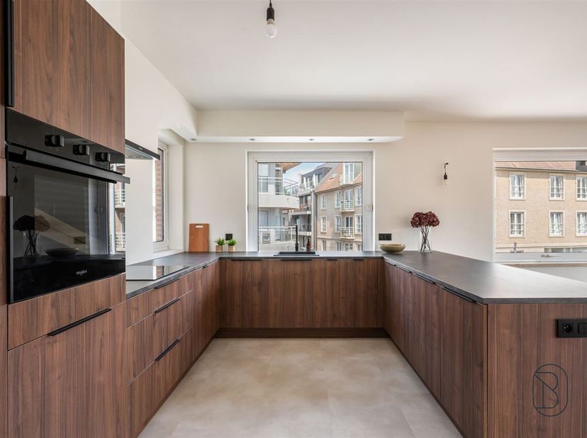 Bent u op zoek naar een stijlvol en luxueus afgewerkt appartement op een absolute toplocatie in het centrum van Waregem?<br />
Dit exclusief gerenovee