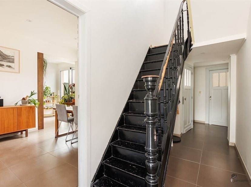 Welkom in deze prachtig gerenoveerde woning, ideaal gelegen in het hart van Dendermonde. Deze instapklare gezinswoning combineert charme met modern wo