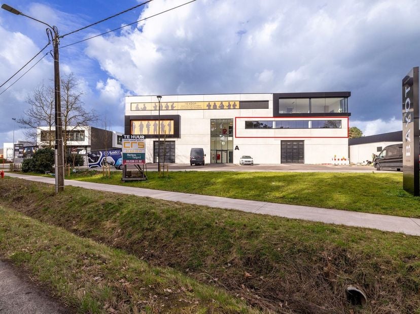 Ingericht kantoor/praktijkruimte van 235m²<br />
<br />
Langs de Poederleesteenweg te Lichtaart bevindt zich het opgeleverde nieuwbouwproject Bedrij