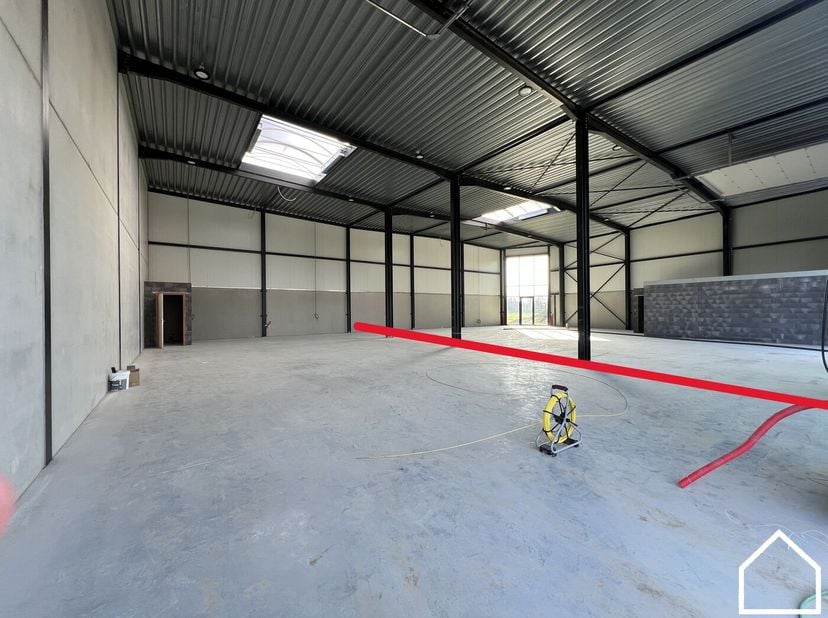 Moderne KMO-unit met uitstekende bereikbaarheid en een totale oppervlakte van 190m².<br />
<br />
Op slechts 10 minuten rijden van Ieper bevindt zich