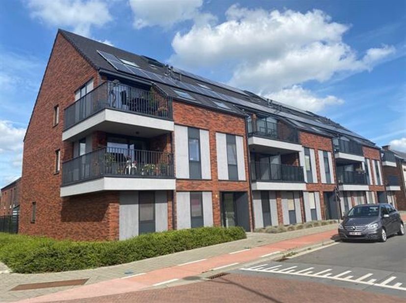 ENERGIEZUINIG, RECENT EN KWALITATIEF APPARTEMENT MET 2 SLAAPKAMERS, ZUID-GEORIËNTEERD TERRAS, AUTOSTAANPLAATS EN KELDER.<br />
 1ste verdieping met li