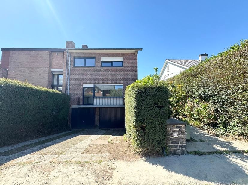 WEZEMBEEK-OPPEM – À proximité des commerces et des grands axes dans un quartier calme et agréable, superbe maison (4CH/1SDD) de +/-227 m². Elle se com