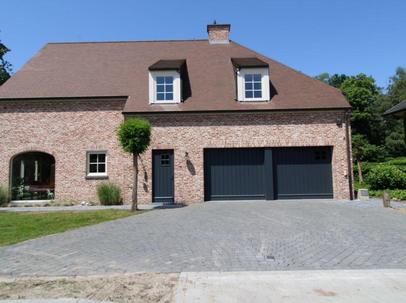Deze villa, in een gegeerde doodlopende  straat in Mariakerke, biedt een breed scala aan voorzieningen op een steenworp afstand. Van scholen tot apoth