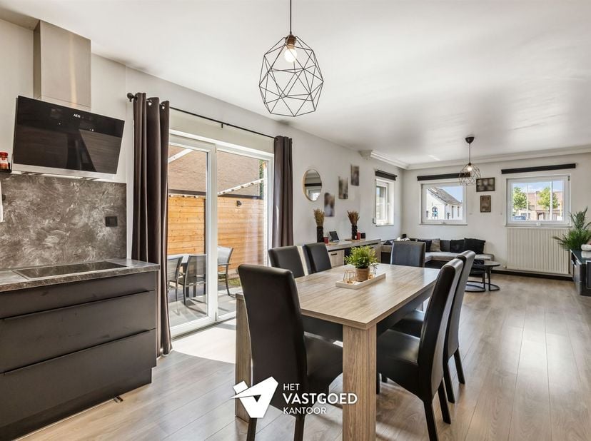 Mooi afgewerkt 2 slaapkamer appartement met privatieve tuin en autostaanplaats.<br />
<br />
Belangrijkste troeven: <br />
- Centrale ligging<br />