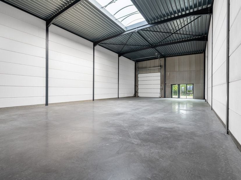 - Nieuwbouw-KMO-unit (btw aftrekbaar)<br />
- Ideale ligging in Dadizele: Industrielaan 7, unit 2<br />
- Oppervlakte: 236 m²  -  6,2 m vrije hoogte
