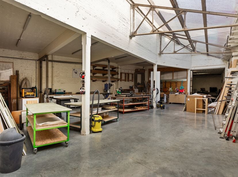 Zeer ruim magazijn van ca. 360 m², verdeeld over twee verdiepingen in het hart van 2060.<br />
<br />
Het magazijn geniet van veel natuurlijke lichtin