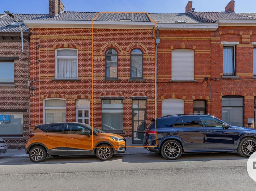 KIJKDAG ZATERDAG 15 AUGUSTUS VANAF 10U (ENKEL OP AFSPRAAK!)<br />
ZOTTEGEM – Recent gerenoveerde woning op toplocatie!<br />
Deze instapklare en volle