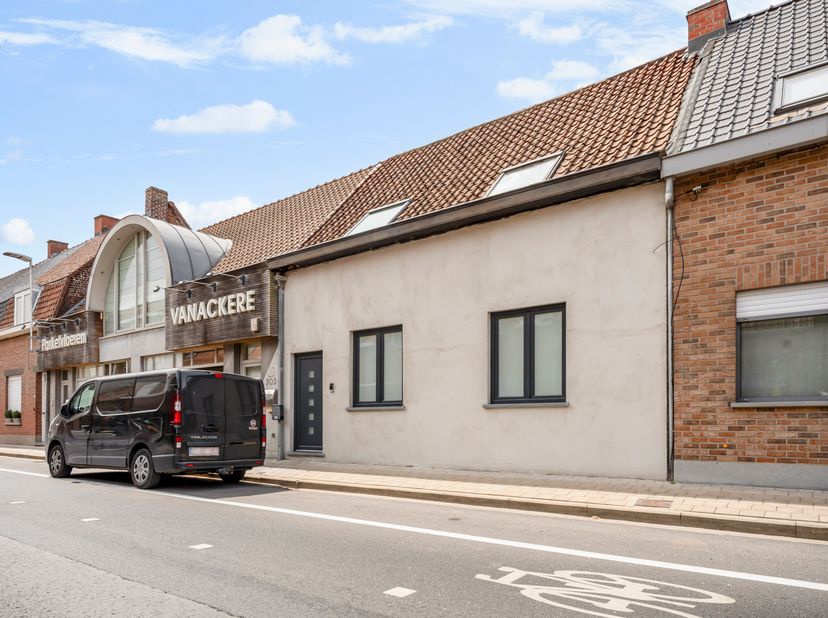 Instapklare woning met industriële stijl te koop in Wevelgem<br />
Je betreedt de woning via de inkomhal met gastentoilet. Vervolgens kom je in de sti