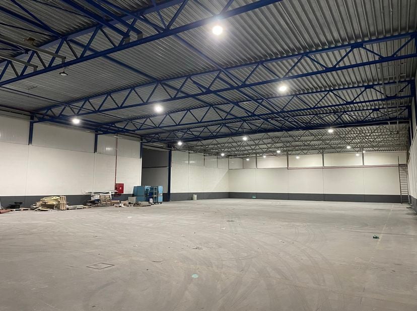 Op zoek naar een ruime en makkelijk toegankelijke opslagplaats? Deze unit van 1180 m² is gelegen in een verzorgd en beveiligd complex.<br />
- 1180 m²