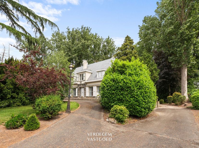 Deze unieke villa geniet van een bijzondere ligging in Lievegem, verscholen tussen oude bomen.<br />
Hier woon je in privacy en omringd door groen.<b