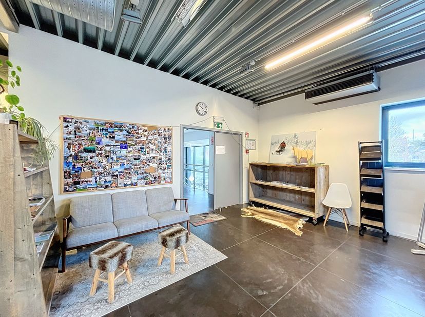Cet immeuble de bureaux avec espace de rangement à louer est idéalement situé à la sortie Melle du R4. Par conséquent, le bâtiment est facilement acce