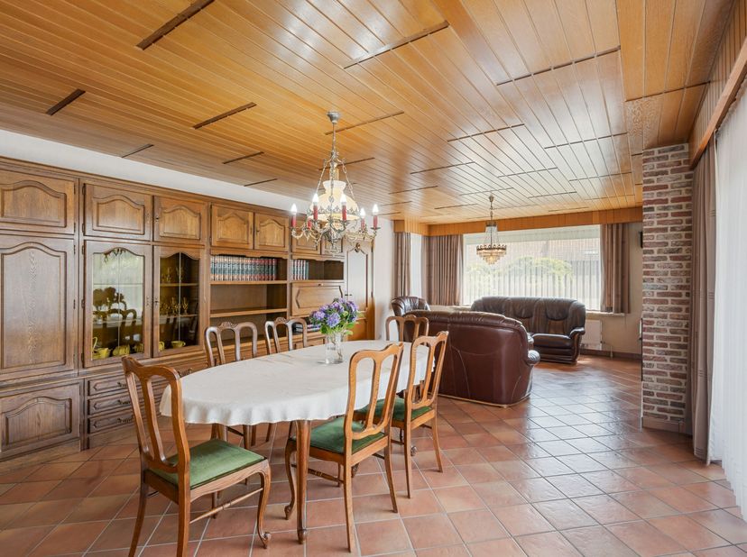 Deze vrijstaande woning, gebouwd in 1968, is gelegen op een mooi perceel van 3.293m² met achterliggend weiland van 4.420 m² en biedt daardoor een unie