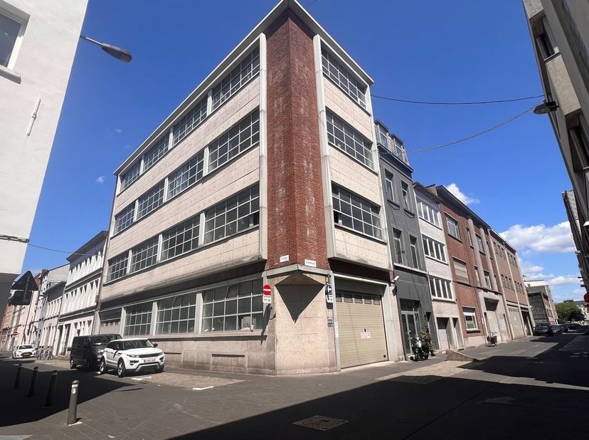 <br />
In het centrum van Antwerpen, vlakbij het Eilandje en het Hessenplein, situeert zich dit oude fabrieksgebouw. Het gebouw is verdeeld over 3 een