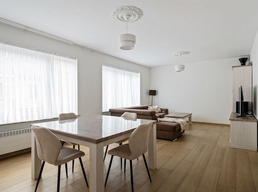 Vous recherchez un logement confortable dans un emplacement central à Sint-Niklaas ? Cet agréable appartement situé dans la Breedstraat offre tout ce