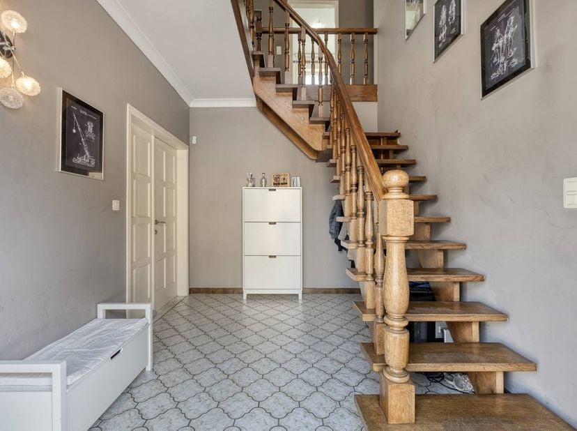 Bent u op zoek naar een gezellige, instapklare woning op een goede locatie? Dan is deze gezinswoning, gelegen aan de Schepenenlaan 6 in Bilzen-Hoeselt