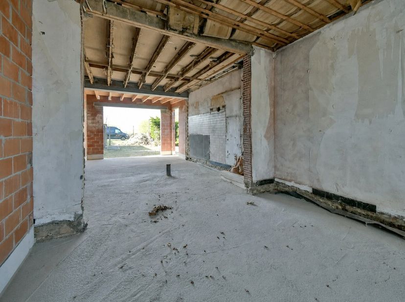 Welkom in deze woning gelegen in de Amersveldestraat 193 te Kortemark, een unieke opportuniteit voor wie op zoek is naar een project dat volledig naar