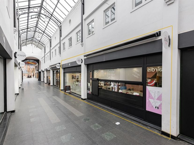 Zeer mooi ingerichte en volledig instapklare broodjeszaak op een absolute toplocatie in het centrum van Aalst, ter overname aangeboden. Dankzij de uit