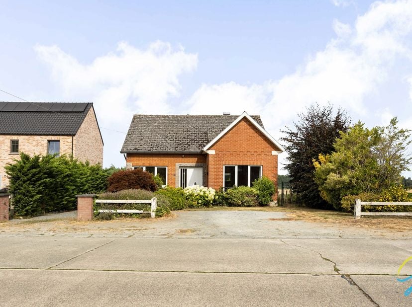 Deze woning is gelegen op een mooi, westelijk georiënteerd perceel met achteraan een prachtig vrij uitzicht over de velden. Hier geniet je elke avond