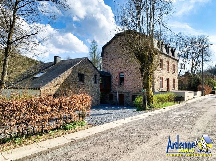 Glv: hal, keuken (inductiekookplaat, gootsteen, vaatwasser, oven, afzuigkap, frigo), receptie, woonkamer met open haard en toegang tot het aangrenzend
