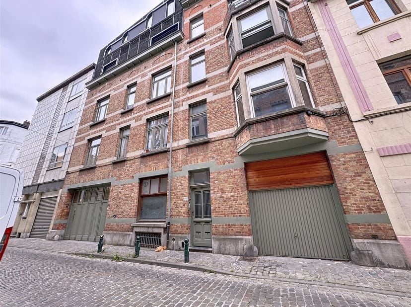 Quartier Porte de Ninove - Grand entrepôt/ garage de +/-120m² - Ce bien se compose d'un espace bureau d'environ 12 m², d'un vaste espace polyvalent d'