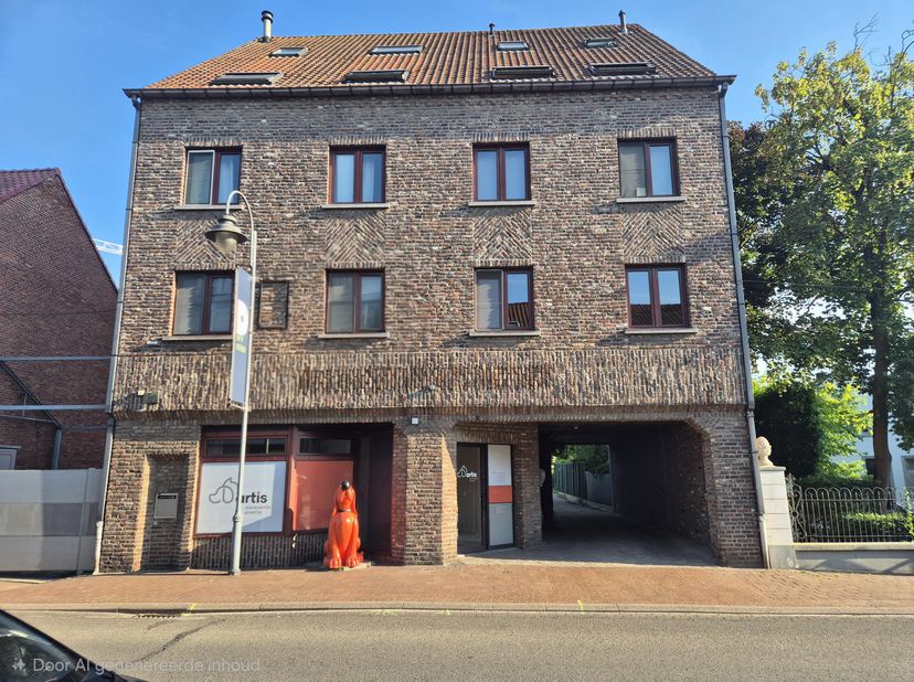 Instapklaar appartement op de eerste verdieping aan de rechter kant van het gebouw, in centrum Diepenbeek.<br />
Bestaande uit een living met open keu