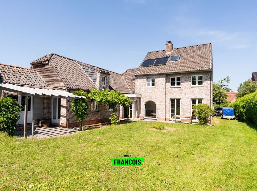 In het landelijke Zwalm, midden in het prachtige landschap van de Vlaamse Ardennen, bevindt zich deze karaktervolle, te renoveren open bebouwing op ee