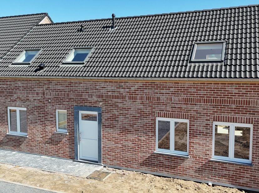Modifa heeft het genoegen deze ruime nieuwe volledig uitgeruste villa van 162m² voor te stellen met een prachtig uitzicht op het platteland. Op het ge
