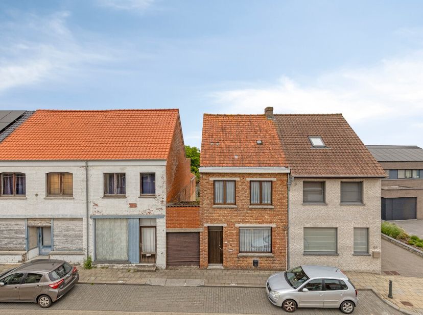 Droomt u ervan een woning volledig naar uw eigen smaak in te richten? Dan is deze centraal gelegen woning in Zedelgem precies wat u zoekt. Dankzij de