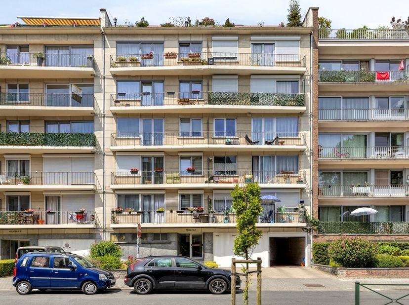 Instapklaar 2-slaapkamerappartement met garagebox in Molenbeek.<br />
<br />
Bent u op zoek naar een instapklaar appartement op een gunstige ligging
