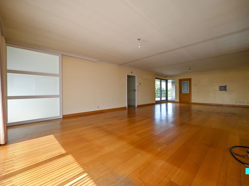 Deze unieke penthouse bevindt zich op de derde verdieping van residentie Retorica en is het enige appartement op deze verdieping, wat zorgt voor maxim