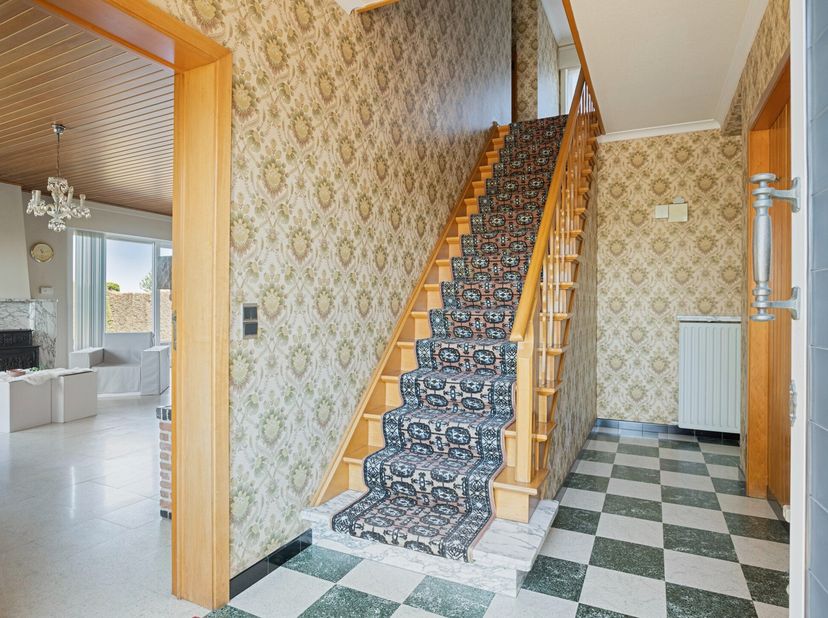 Op een uitstekende locatie langs de Diksmuidesteenweg in Hooglede, vlakbij het rondpunt van Sleihage, bevindt zich deze verzorgde en bijzonder degelij
